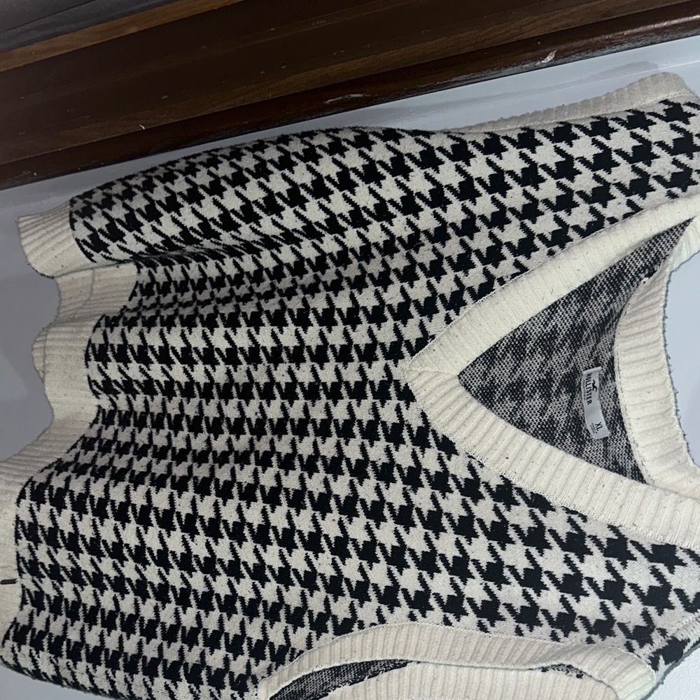 H&M Monochrome Houndstooth Knit Vest
